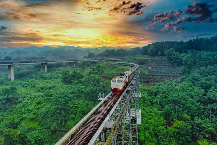 Perjalanan Kereta: Menikmati Sambil Melihat Pemandangan