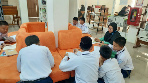 Perpustakaan Komunitas: Ruang Belajar Bersama Di Lingkungan